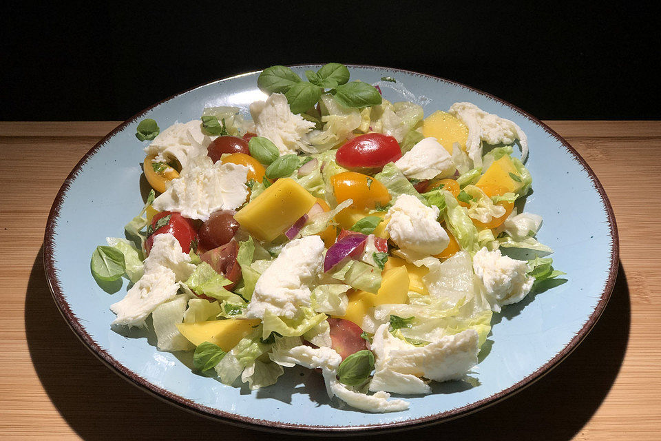 Mango-Tomaten-Salat mit Büffelmozzarella