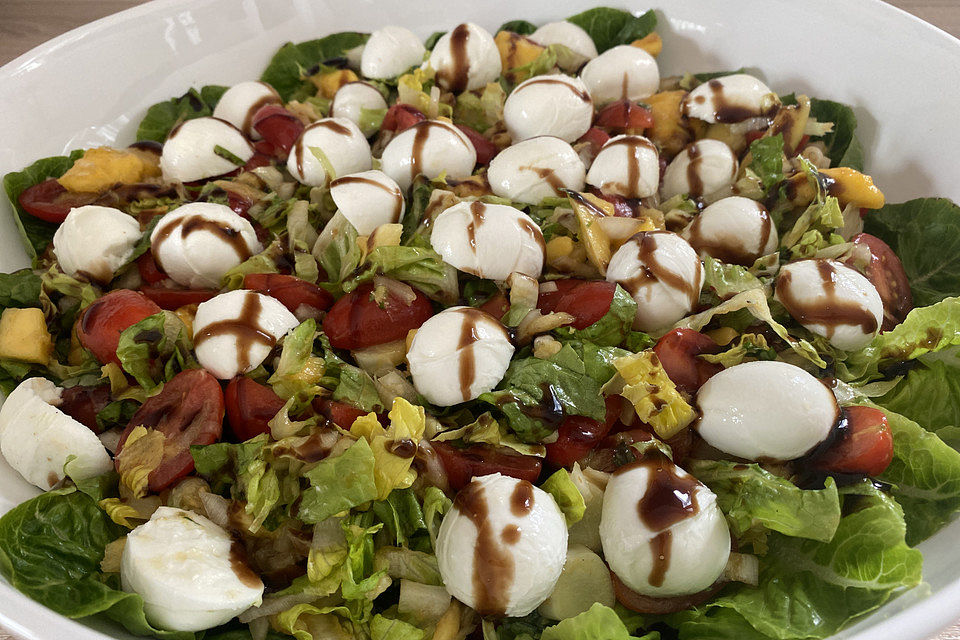 Mango-Tomaten-Salat mit Büffelmozzarella