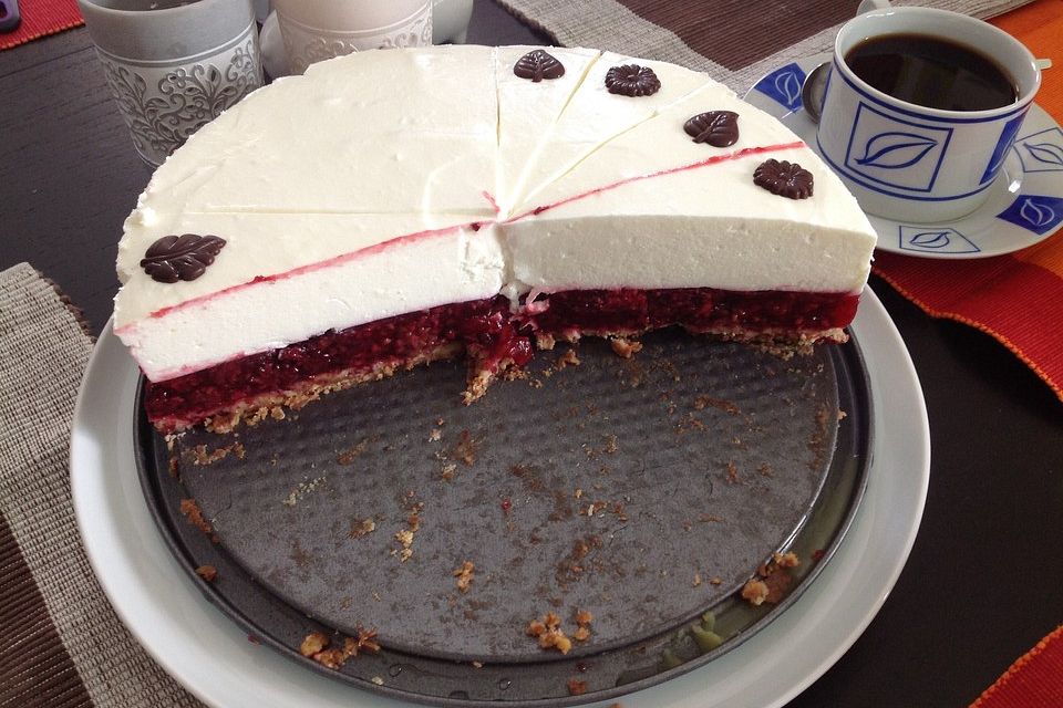 Joghurt-Beeren-Torte mit Keksboden