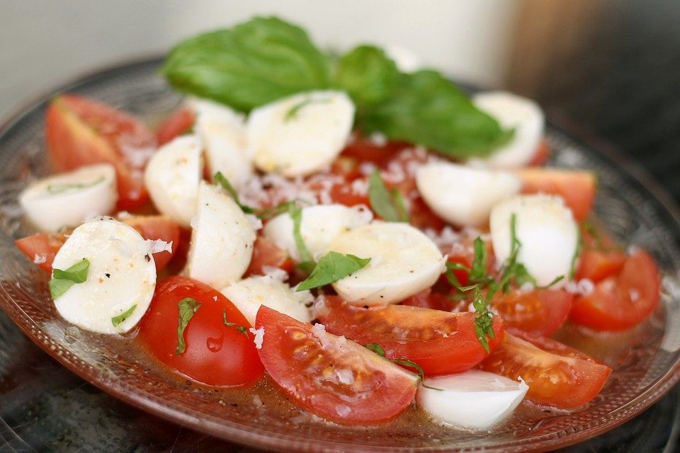 Mini-Mozzarella und Cocktailtomaten mit Balsamicocreme