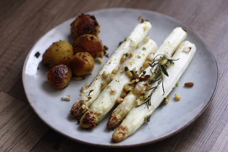 Weißer Spargel mit Rosmarin und Pininekernen