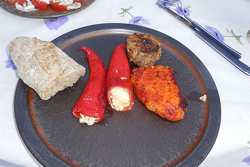 Gegrillte Paprika mit Ziegenkäse-Kräuter Füllung