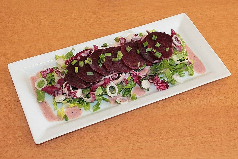 Salatherzen mit Radicchio und Roter Bete in Johannisbeer-Buttermilch-Dressing