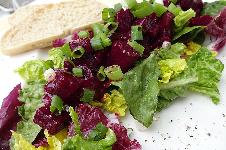 Salatherzen mit Radicchio und Roter Bete in Johannisbeer-Buttermilch-Dressing