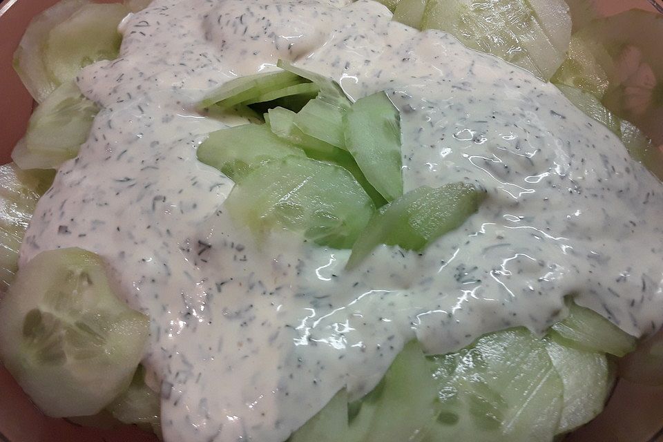 Gurkensalat in Joghurt-Mayonnaise-Senfdressing