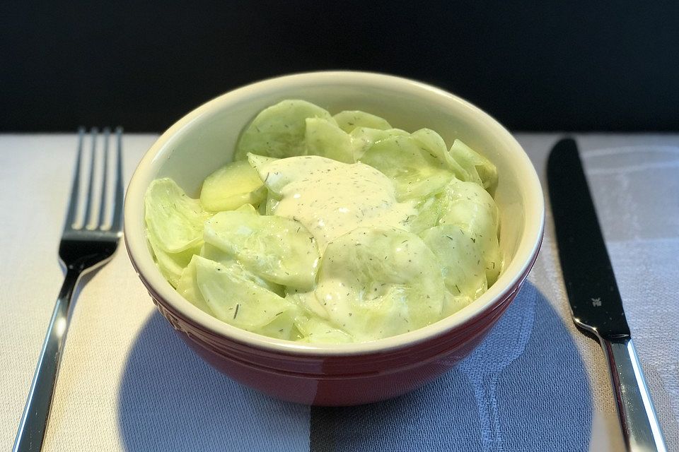 Gurkensalat in Joghurt-Mayonnaise-Senfdressing