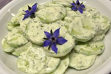 Gurkensalat in Joghurt-Mayonnaise-Senfdressing