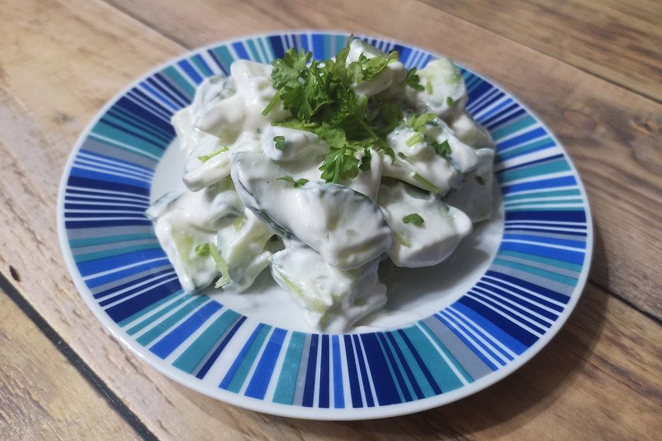 Gurkensalat in Joghurt-Mayonnaise-Senfdressing