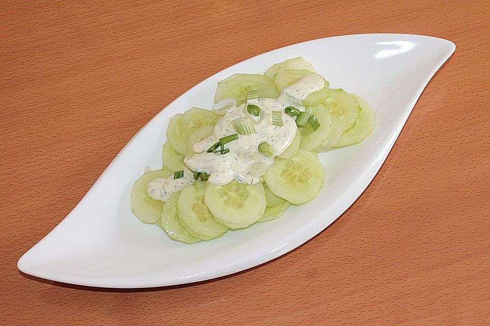 Gurkensalat in Joghurt-Mayonnaise-Senfdressing