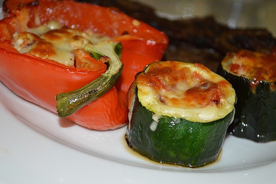 Gefüllte Paprika und Zucchini vom Grill