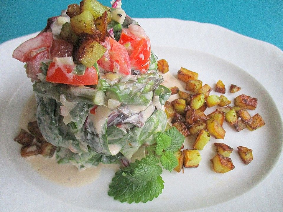 Bunter Spargel-Blatt-Tomaten-Salat mit Kartoffel-Croûtons von movostu ...