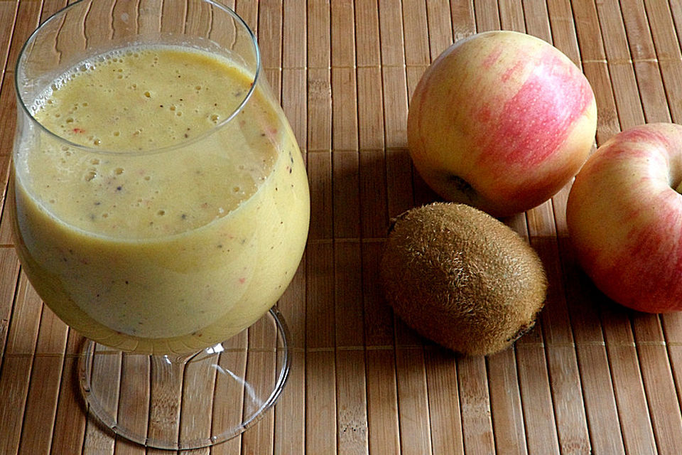 Orange-Kiwi-Kefir Smoothie mit Apfel