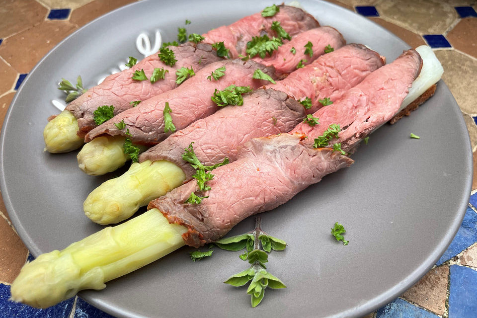 Spargelröllchen mit Roastbeef und Ziegenfrischkäse