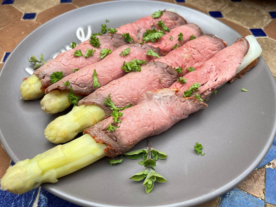 Spargelröllchen mit Roastbeef und Ziegenfrischkäse von Viniferia| Chefkoch