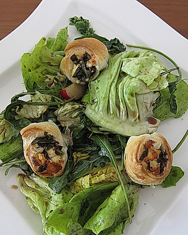 Frühlingssalat mit Bärlauch-Blätterteig-Schnecken
