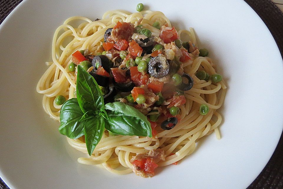 Spaghetti mit Thunfisch, Oliven und Erbsen