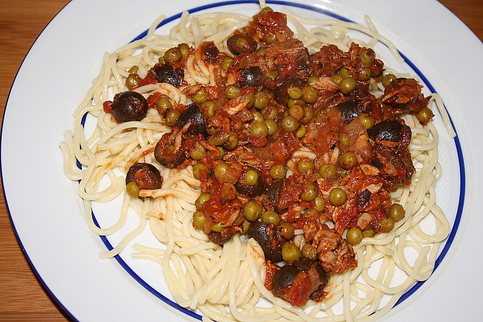 Spaghetti mit Thunfisch, Oliven und Erbsen