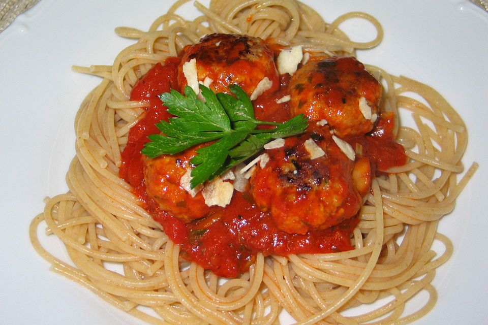 Spaghettini mit Hackfleischtalern in Tomatensauce