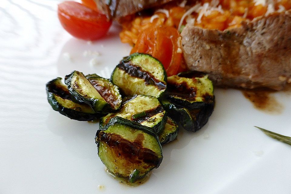 Gegrillte Zucchini mit Rosmarin und Balsamico