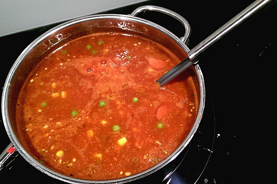 Pikante Tomatensuppe mit Kabanossi, Erbsen und Mais