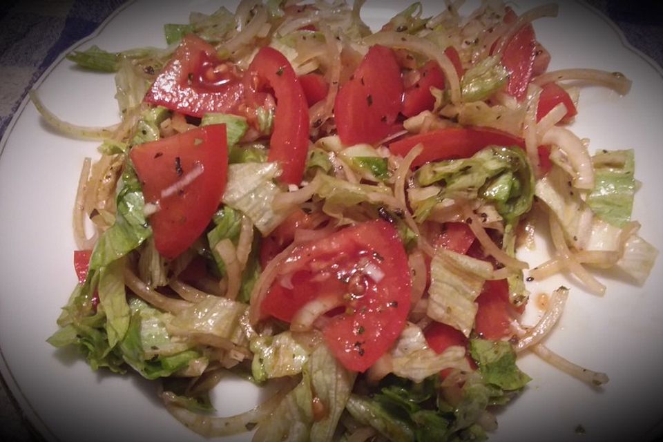 Fruchtiger Tomatensalat mit Zwiebeln