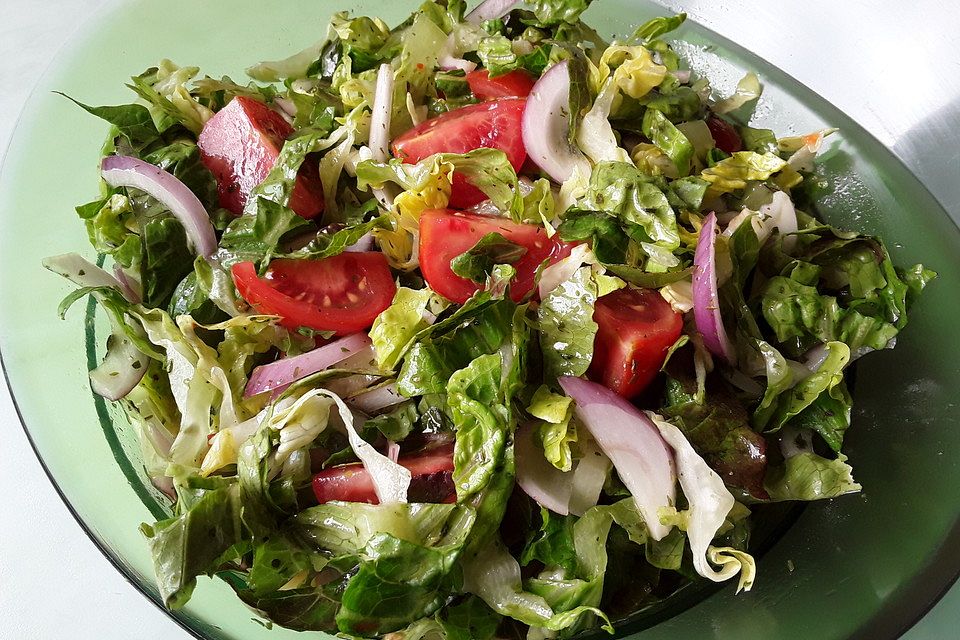 Fruchtiger Tomatensalat mit Zwiebeln