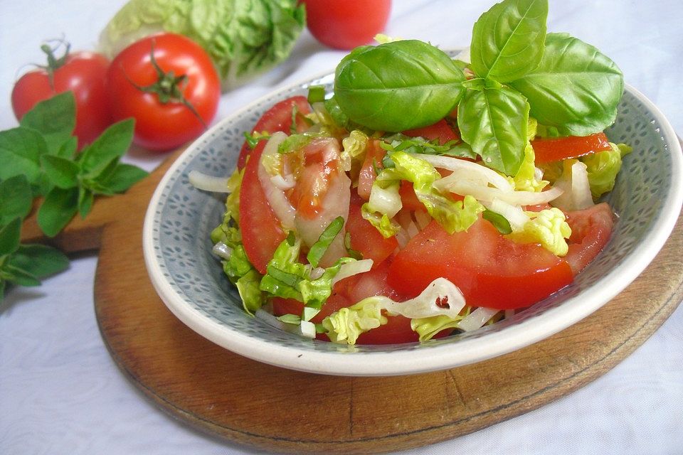 Fruchtiger Tomatensalat mit Zwiebeln