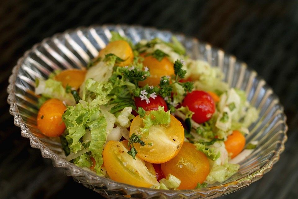 Fruchtiger Tomatensalat mit Zwiebeln