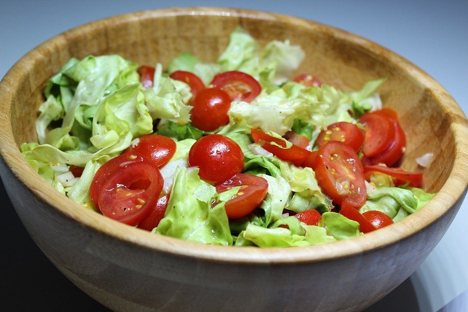 Fruchtiger Tomatensalat mit Zwiebeln