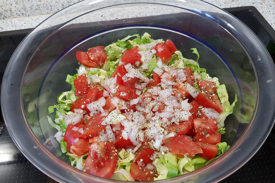 Fruchtiger Tomatensalat mit Zwiebeln