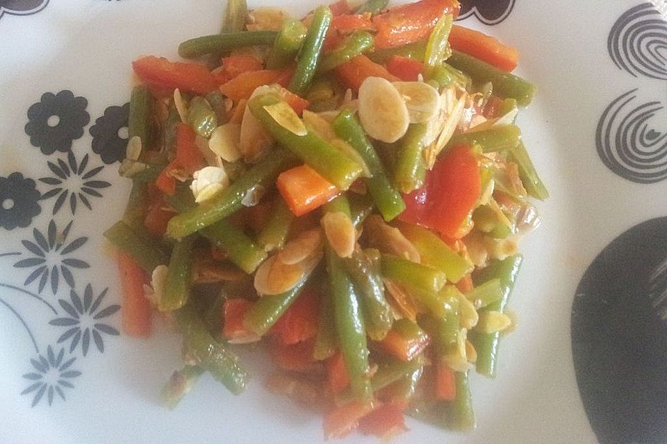 Bohnen-Paprika-Salat mit gerösteten Mandeln