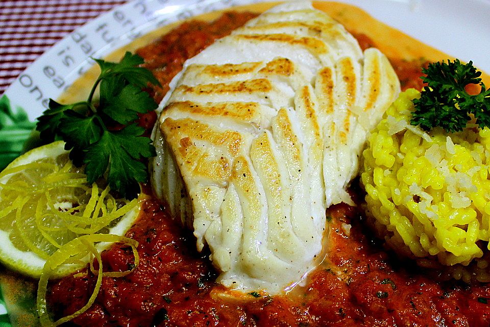 Kabeljaufilets mit würziger Tomatensoße