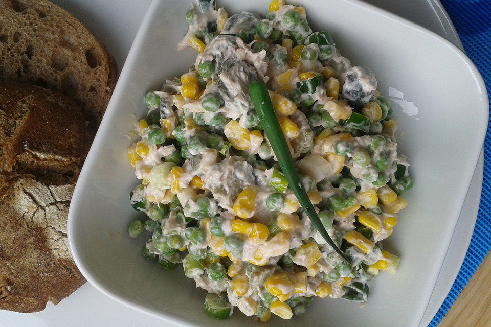 Thunfischsalat mit Mais, Erbsen und Gewürzgurken