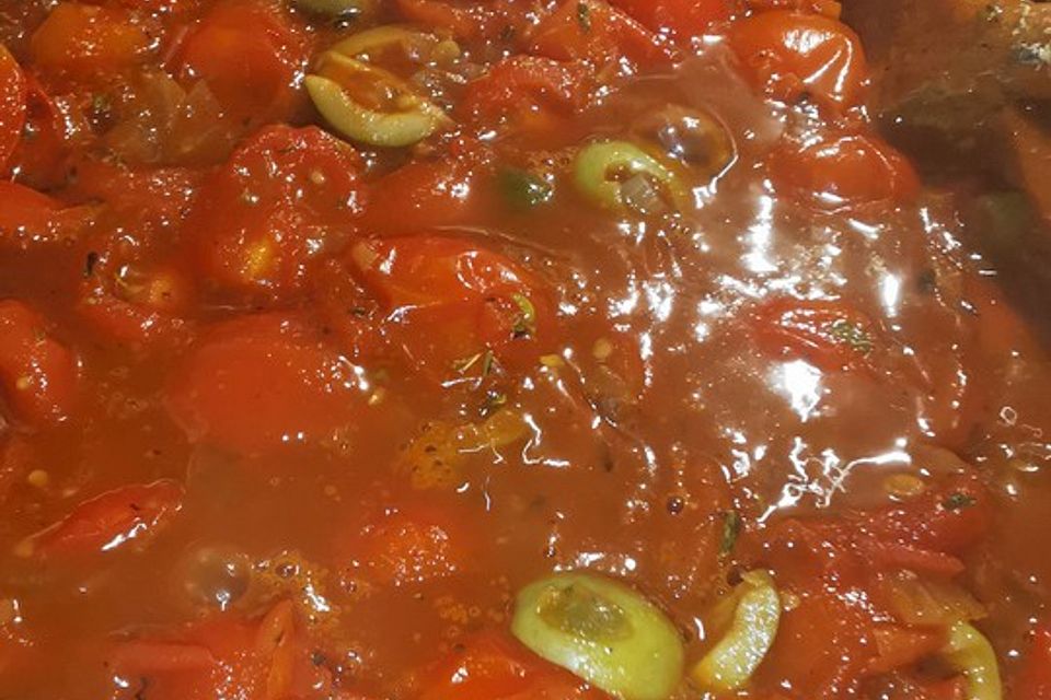 Tomatensauce mit Oliven und Kapern