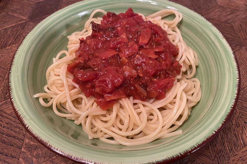 Tomatensauce mit Oliven und Kapern