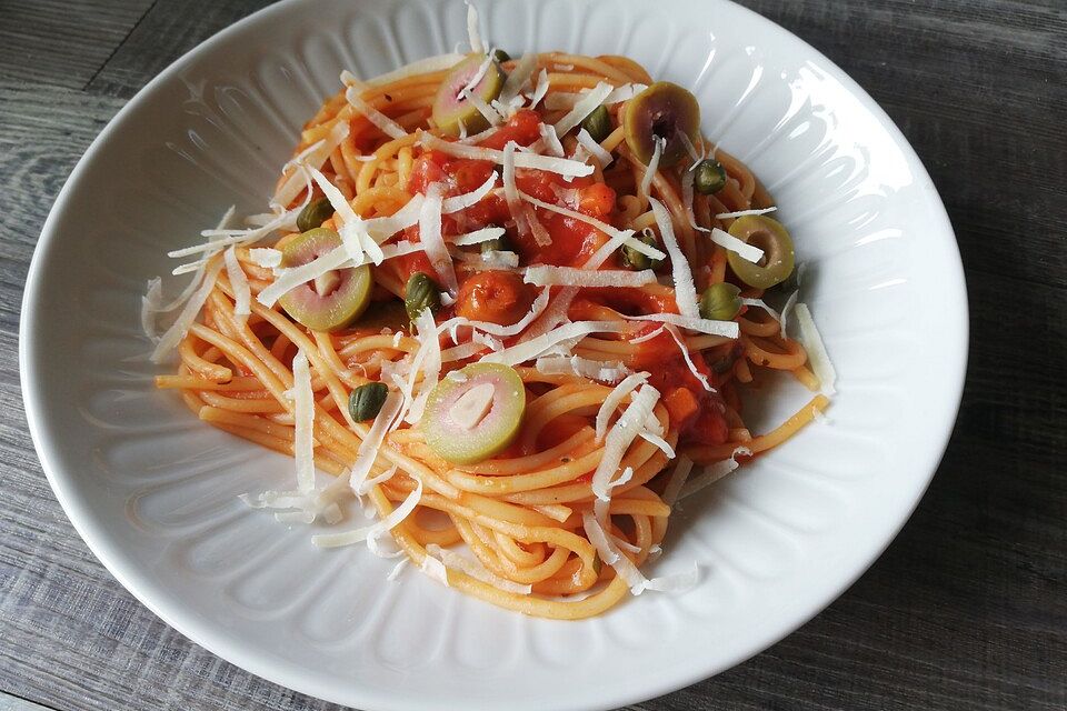 Tomatensauce mit Oliven und Kapern