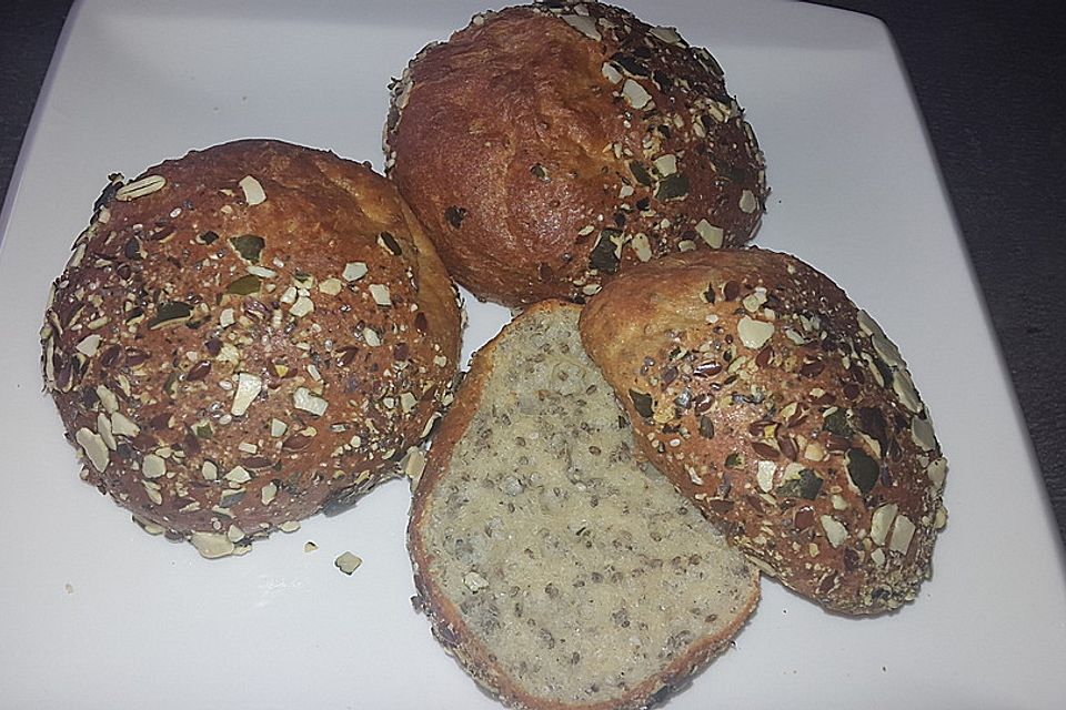 Chia-Floh-Eiweiß-Brötchen