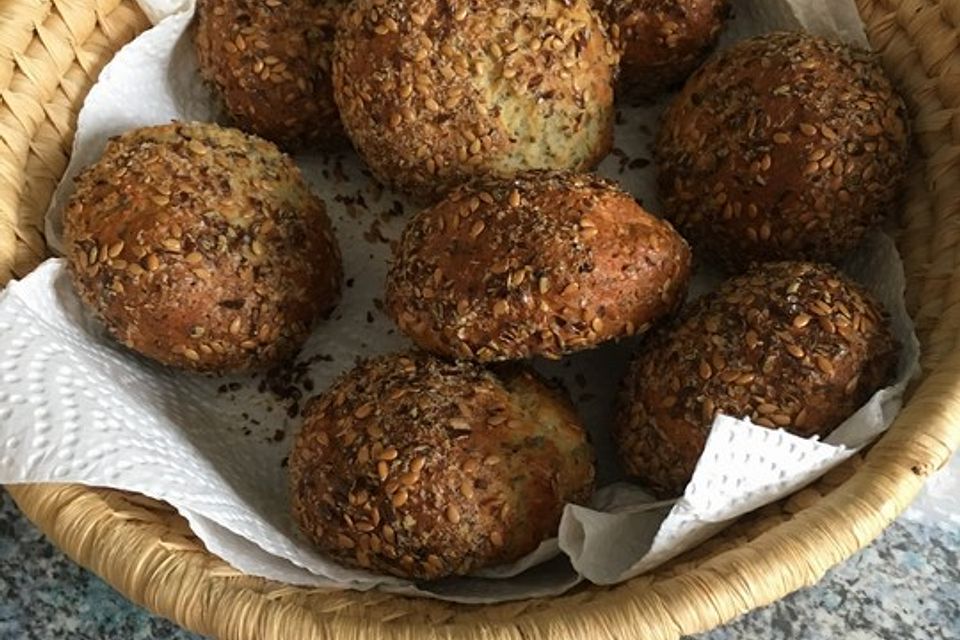 Chia-Floh-Eiweiß-Brötchen