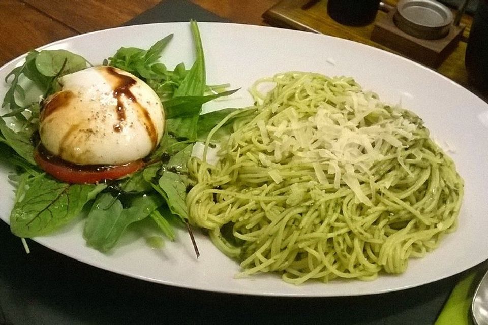 Spaghetti mit Burrata und Tomaten