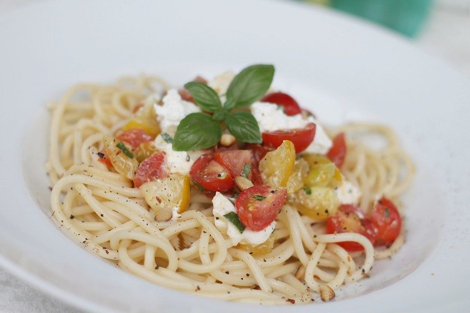 Spaghetti mit Burrata und Tomaten