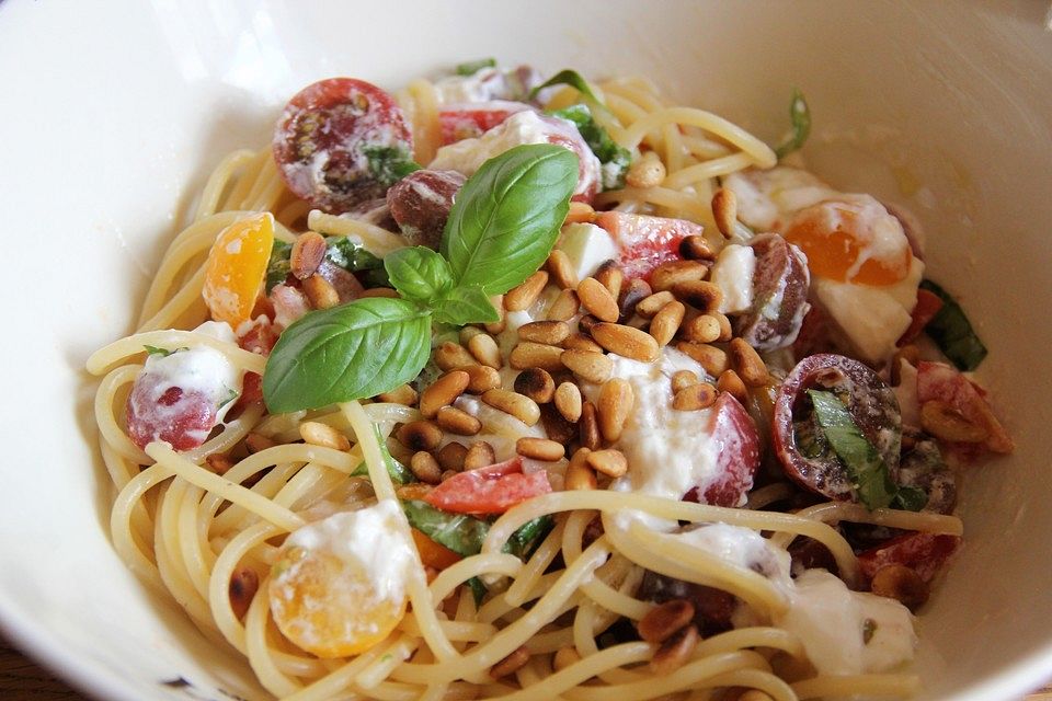 Spaghetti mit Burrata und Tomaten