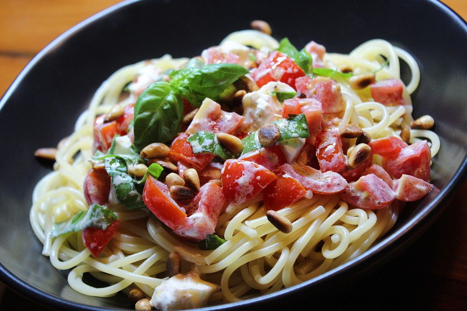 Spaghetti mit Burrata und Tomaten