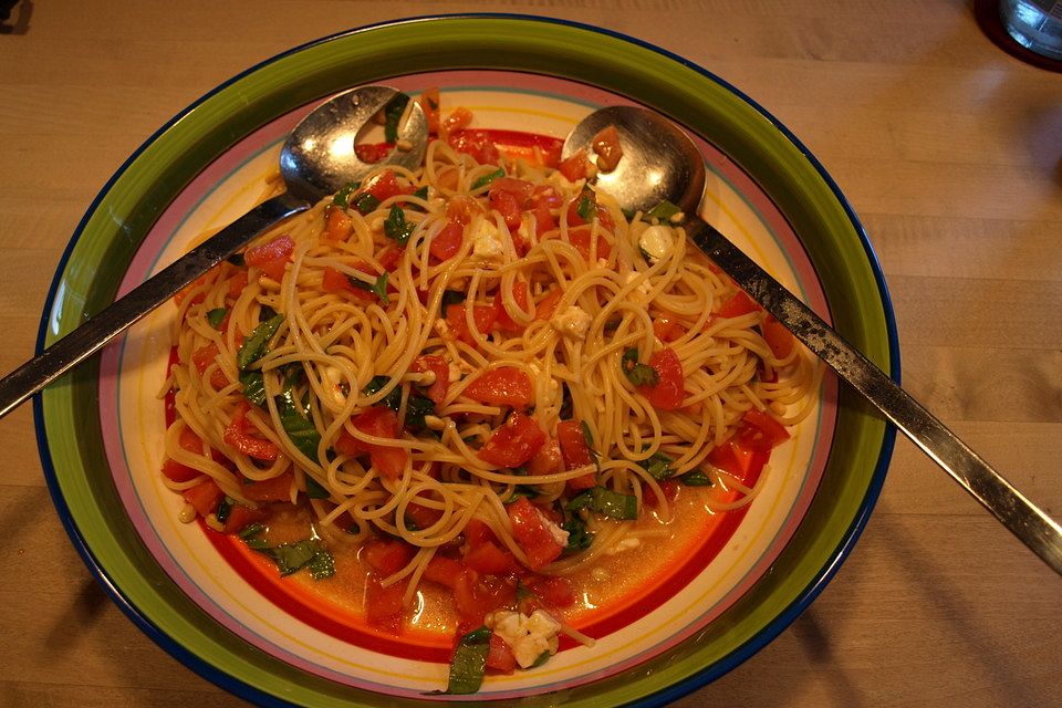 Spaghetti mit Burrata und Tomaten