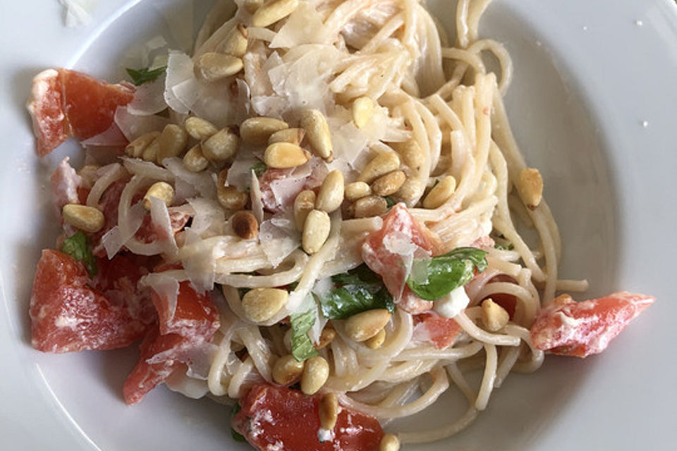 Spaghetti mit Burrata und Tomaten