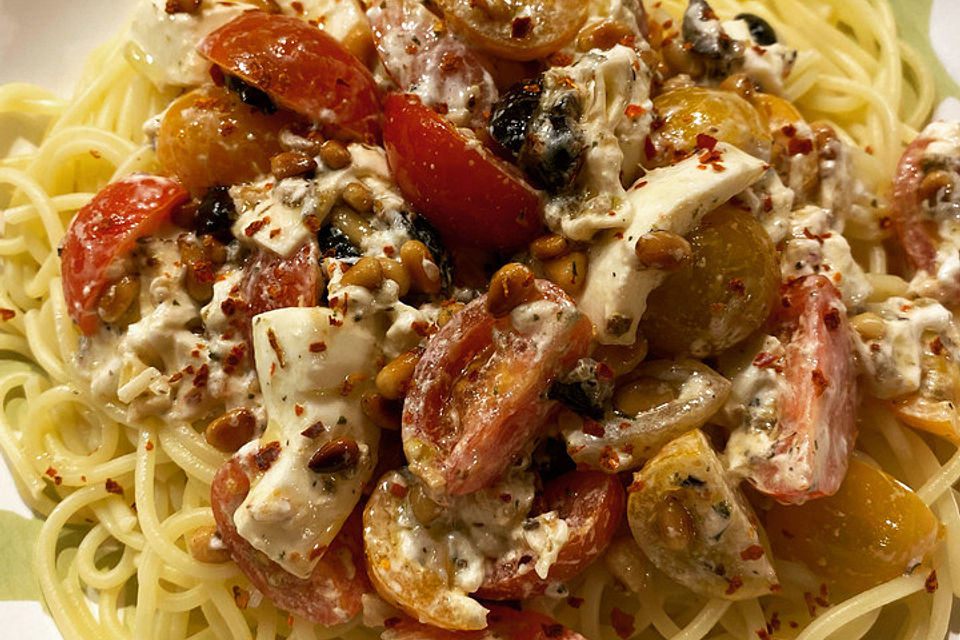 Spaghetti mit Burrata und Tomaten