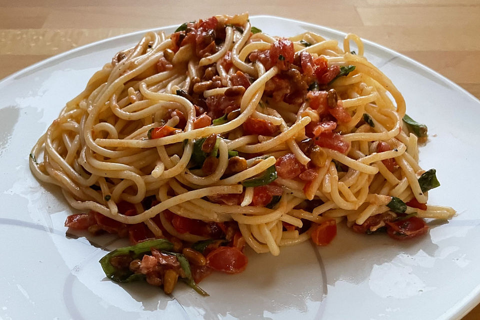 Spaghetti mit Burrata und Tomaten