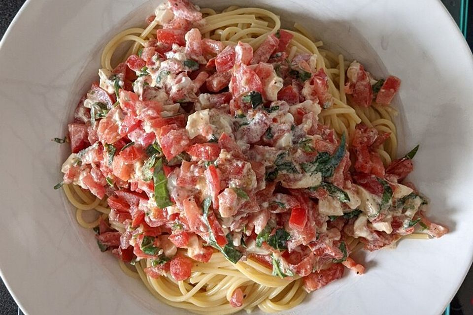 Spaghetti mit Burrata und Tomaten