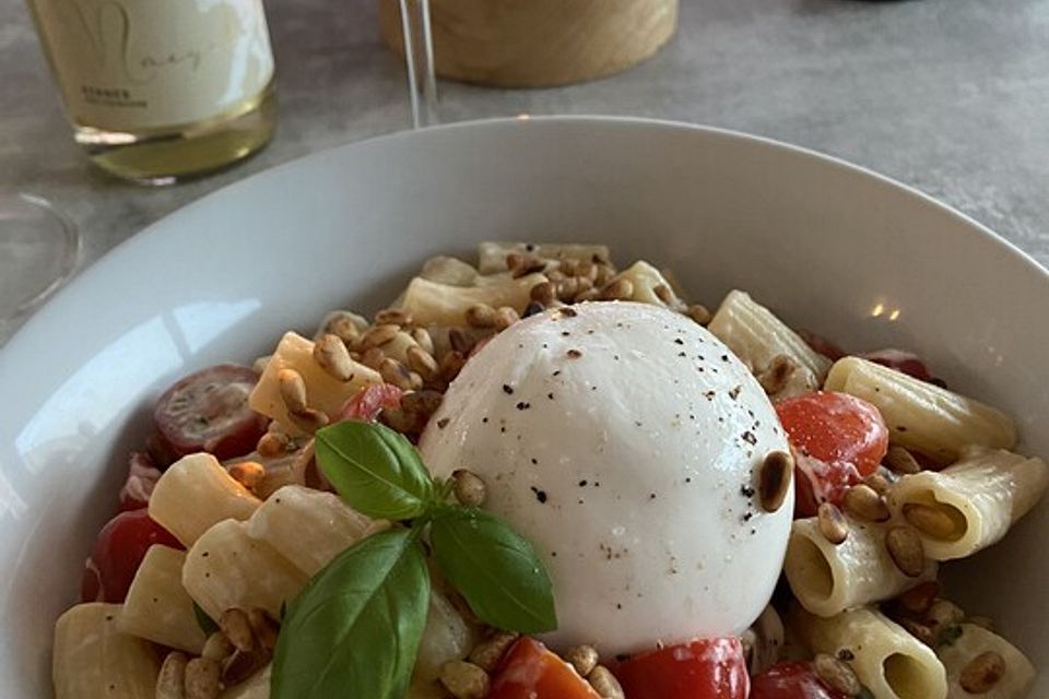 Spaghetti mit Burrata und Tomaten