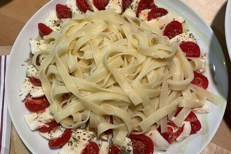 Spaghetti mit Burrata und Tomaten