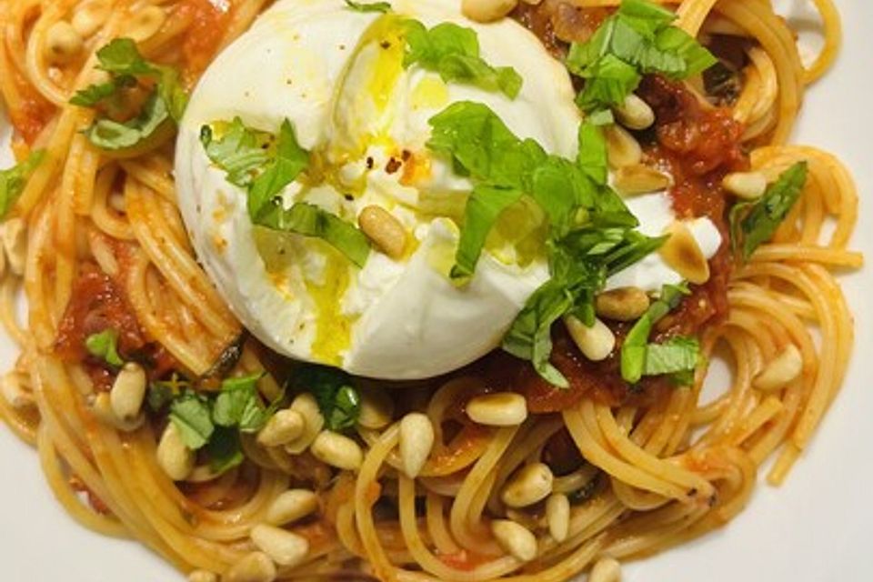 Spaghetti mit Burrata und Tomaten